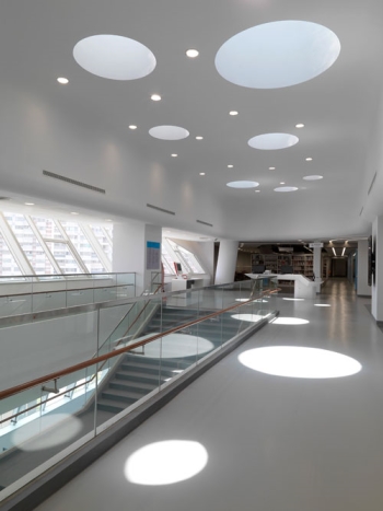 La luz llega al interior por las ventanas y las claraboyas.