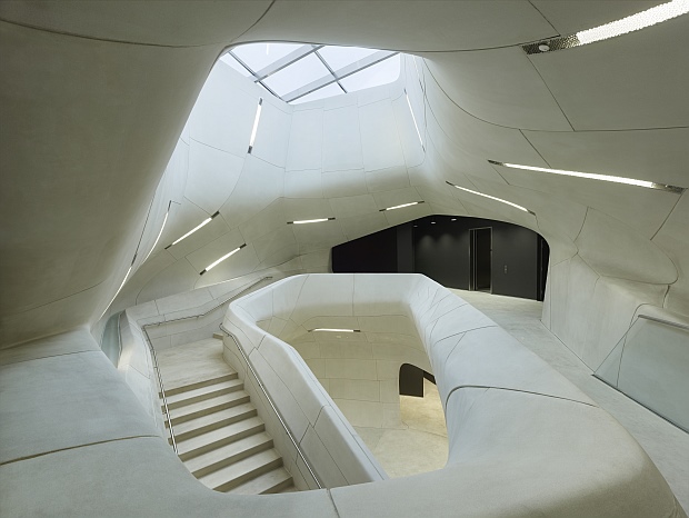 Superficies suaves y envolventes te encaminan hacia el interior del edificio Superficies suaves y envolventes te encaminan hacia el interior del edificio