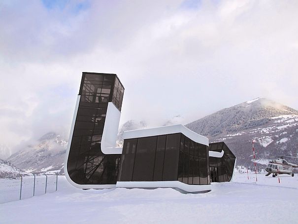 El diseño arquitectónico consiste en un único pasillo que adquiere múltiples formas. El diseño arquitectónico consiste en un único pasillo que adquiere múltiples formas.