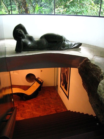 Una escalera conecta la zona pública de la planta superior con la privada en la planta inferior, privada y acogedora. Una escalera conecta la zona pública de la planta superior con la privada en la planta inferior, privada y acogedora.